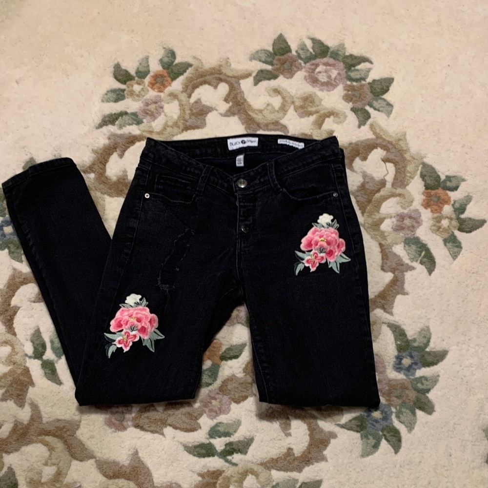 Black Daisy Jamie relaxed skinny embroidered jeans, Women's size 3/26